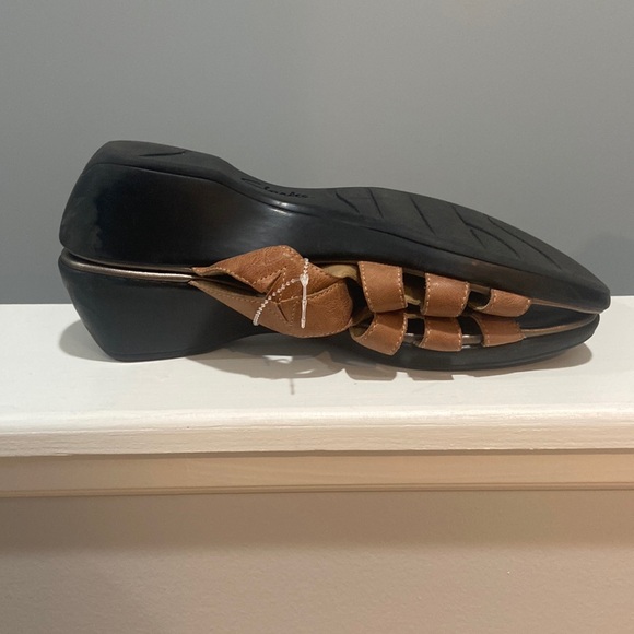 CLARKS Bendables Leather Wedge Sandals tan color Women's Sz 10M adorable flower - Picture 9 of 16